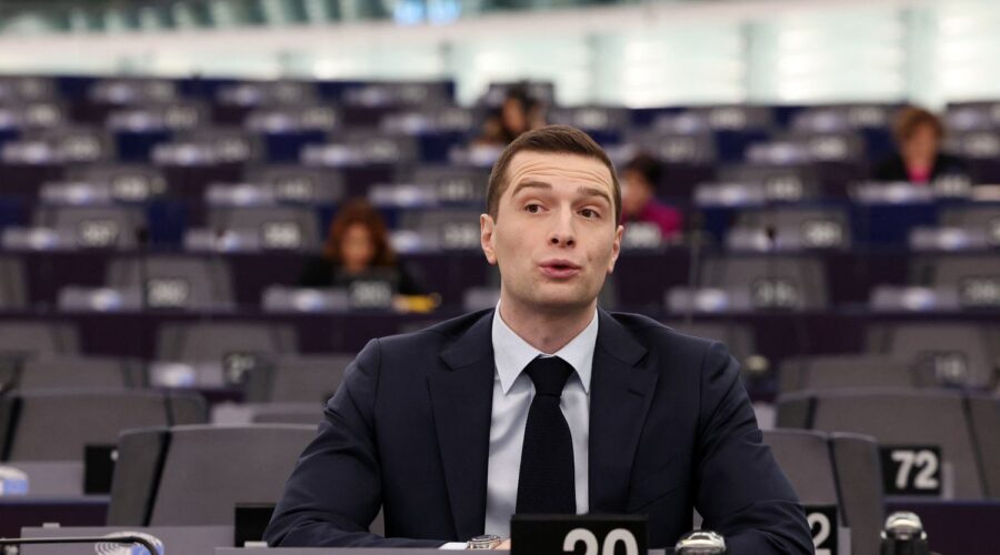 Parlement européen : Jordan Bardella va présider un nouveau groupe nationaliste initié par le Premier ministre hongrois, Viktor Orban
          Le Rassemblement national rejoint le nouveau groupe d'extrême droite des Patriotes pour l'Europe, qui devient la troisième force du Parlement européen.